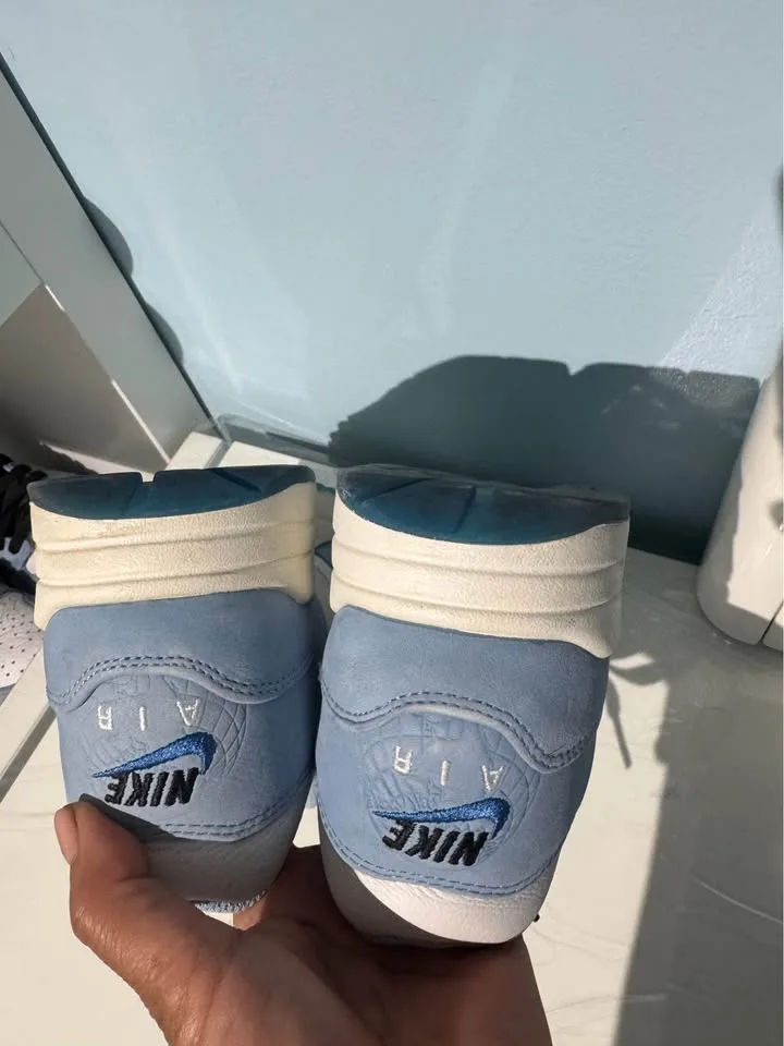 White and blue used nike shoes size 10 image indicator(8)