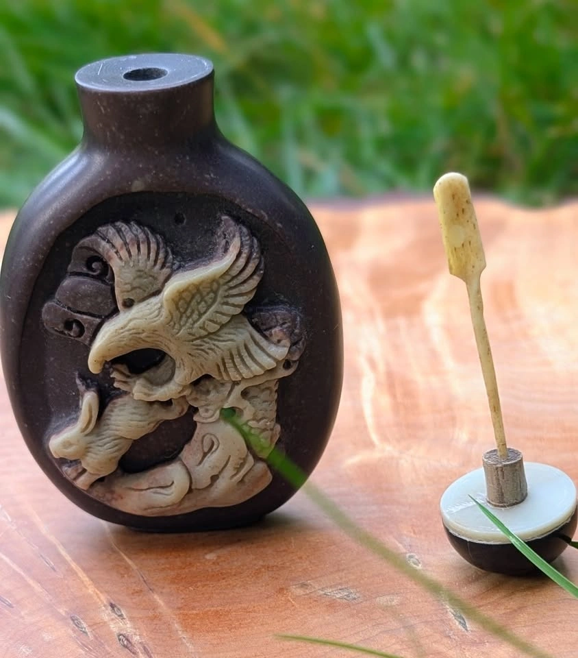 Intricate High-Relief Snuff Bottle (Eagle, Rabbit & Toad) - photo 3