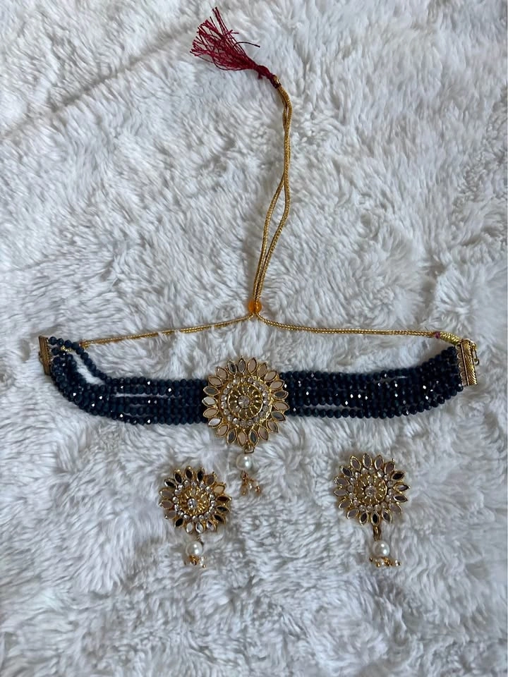 Kudan Choker Necklace and Earring Set