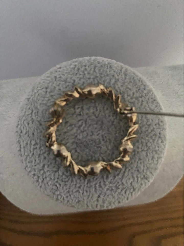 Vintage Gold-Tone Wreath Brooch with Faux Pearls and Coral Accen - photo 3
