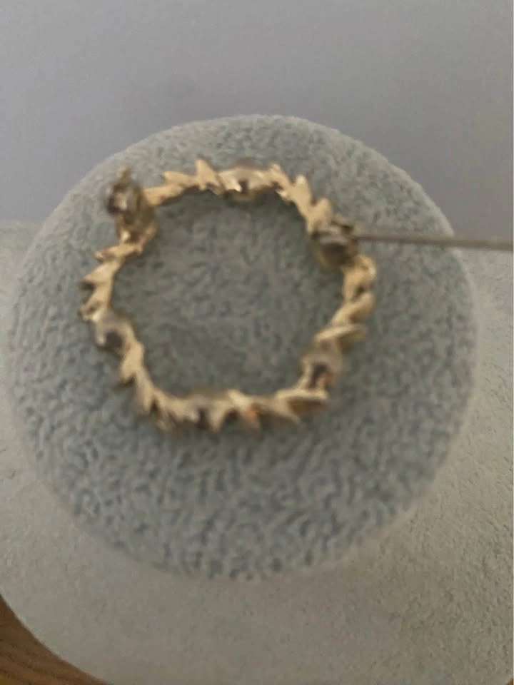 Vintage Gold-Tone Wreath Brooch with Faux Pearls and Coral Accen - photo 5