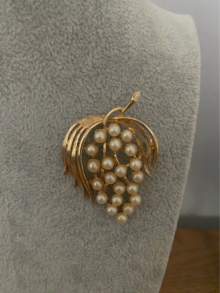 Vintage Gold-Tone Grape Cluster Brooch with Faux Pearls - photo 2