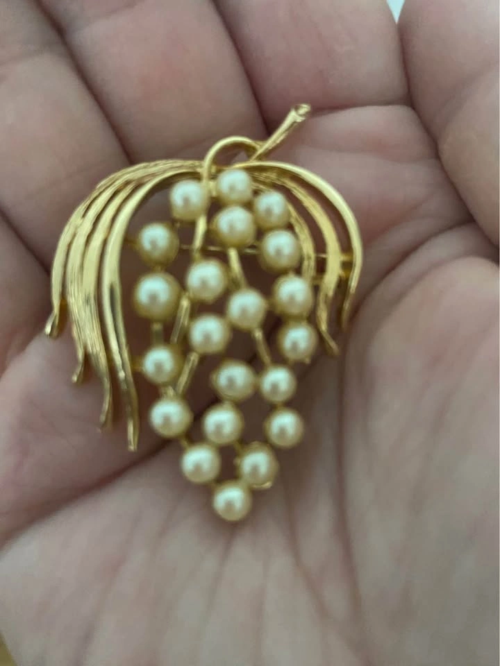 Vintage Gold-Tone Grape Cluster Brooch with Faux Pearls - photo 5