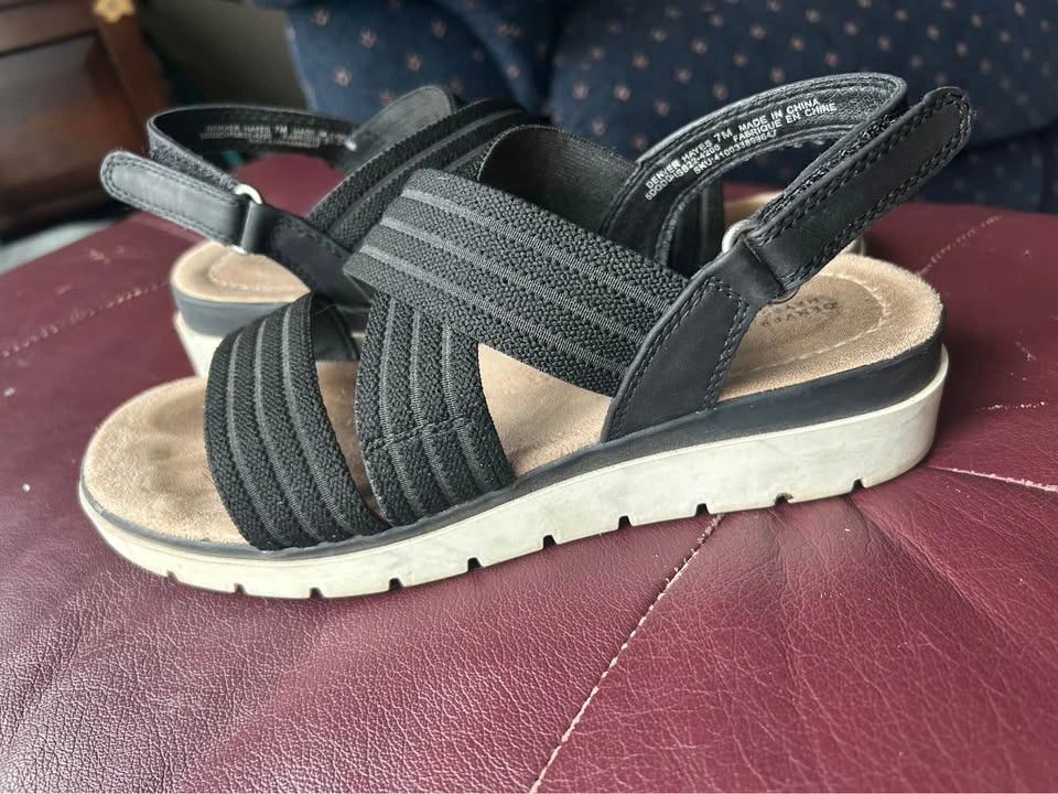 Woman’s size 7 Black sandal - photo 2