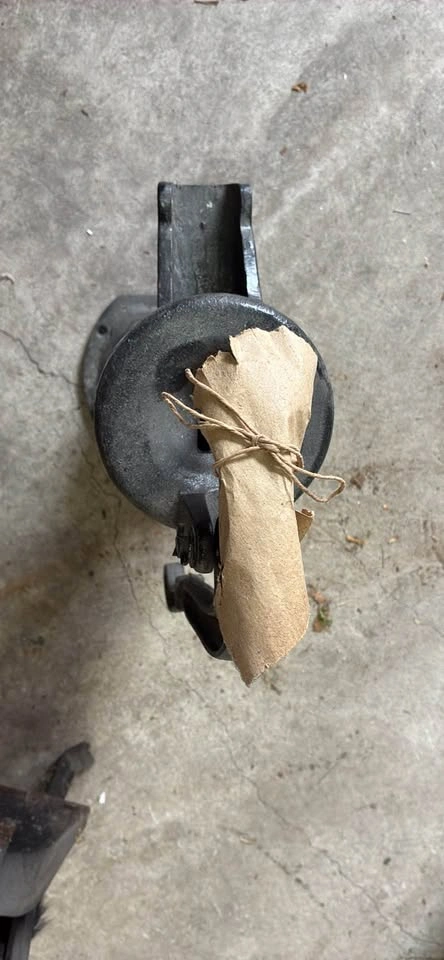 vintage or antique cast iron pitcher pump - photo 2