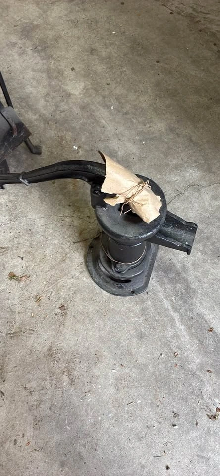 vintage or antique cast iron pitcher pump - photo 4