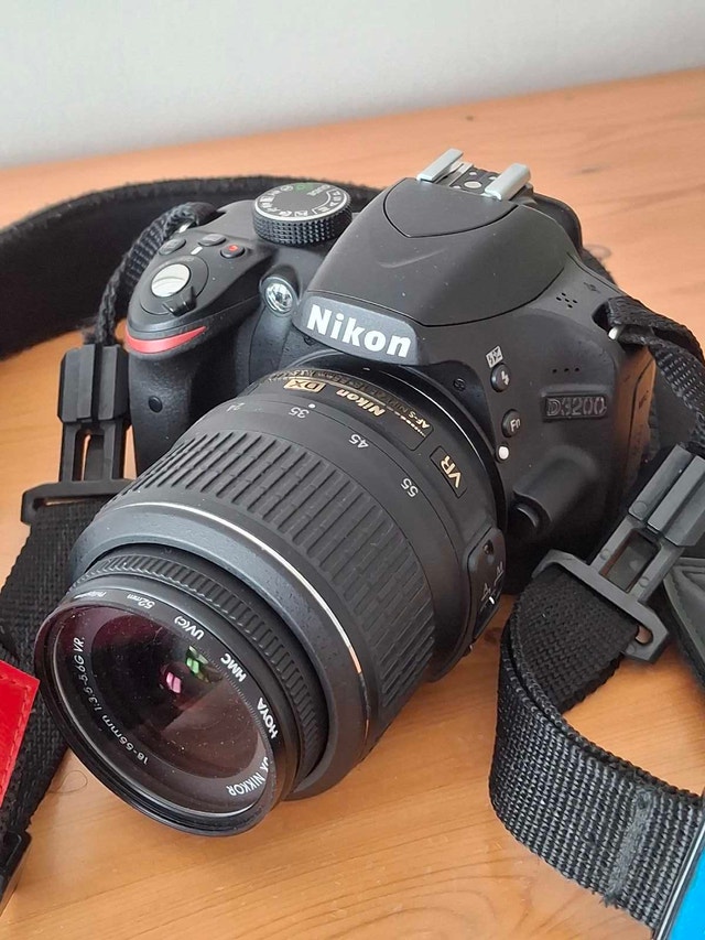 Nikon D3200 kit, 24MP sensor, HD video, shutter count