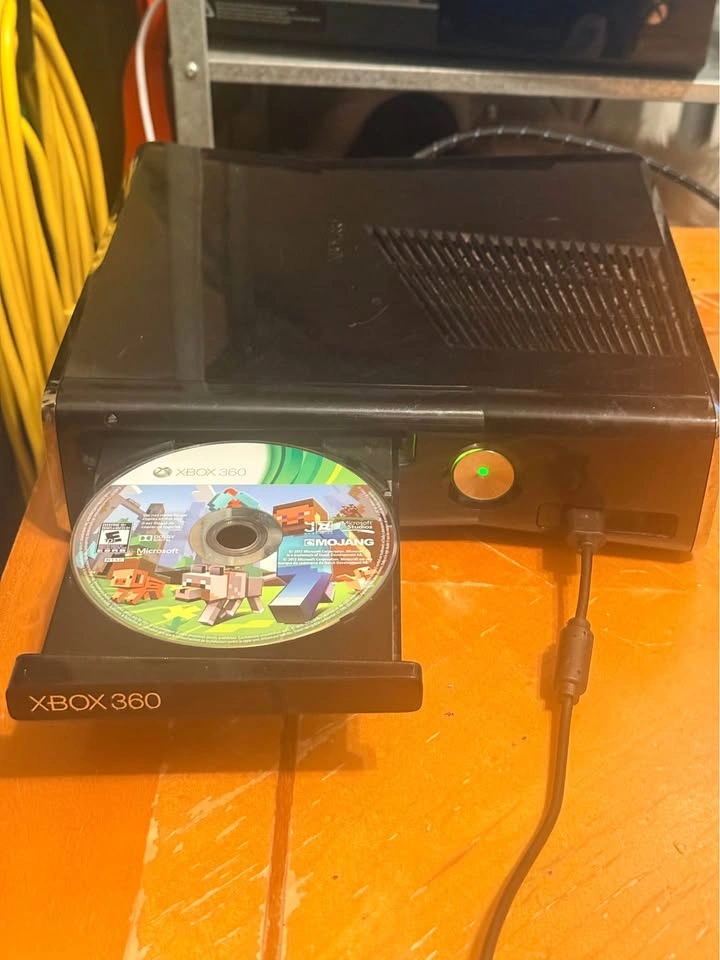 Microsoft Xbox 360 S 250GB Console with Kinect and Minecraft - photo 4
