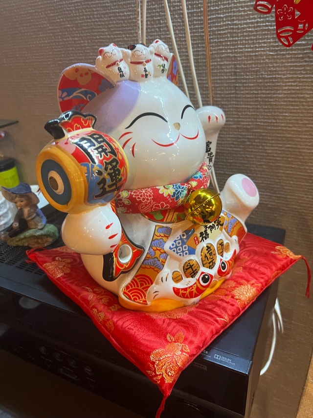 Maneki-Neko Ceramic Lucky Cat Figurine - photo 2