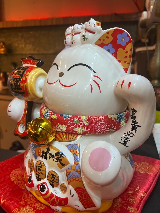 Maneki-Neko Ceramic Lucky Cat Figurine - photo 3