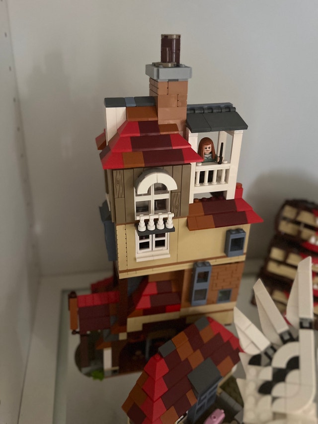 LEGO Harry Potter The Burrow - photo 2