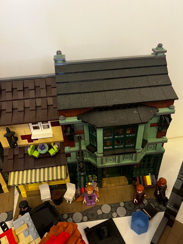 LEGO Harry Potter Diagon Alley - photo 2