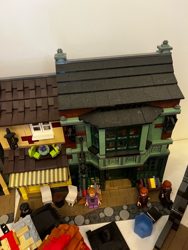 LEGO Harry Potter Diagon Alley - photo 3