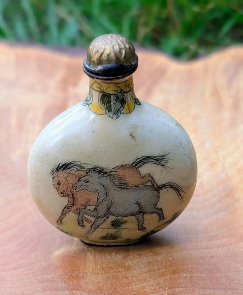 Vintage Enamel on Copper Horse Snuff Bottle - photo 2
