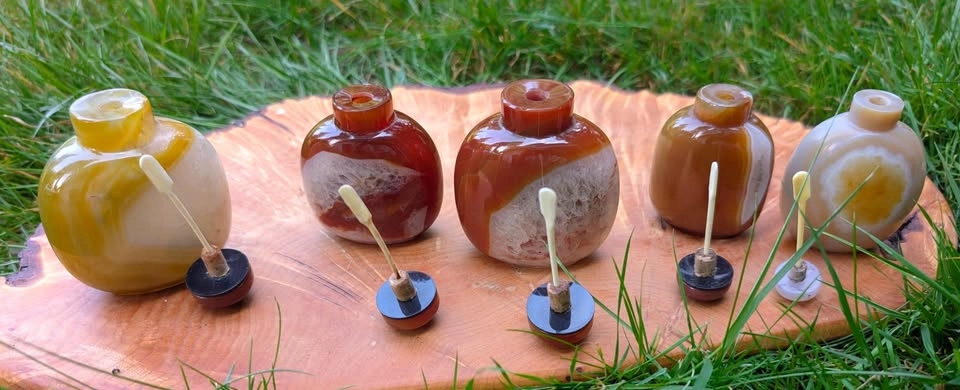 Natural Stone Snuff Bottles (Crystalloid & Banded Agate) - LOT 1 - photo 3