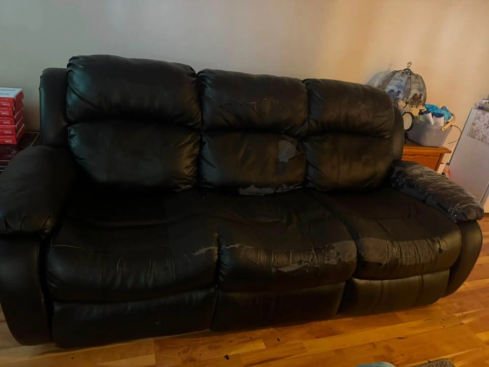 Free couch for garage use - photo 2