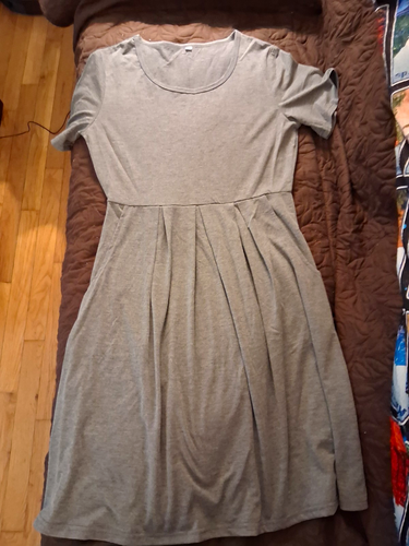 Women's Gray Knit Scoop Neck Short Sleeve Fit & Flare Pleated Dr