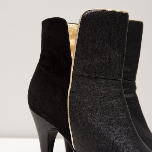 Betsey Johnson Leather Ankle Boots Booties Gold Trim SIZE 8 - photo 5