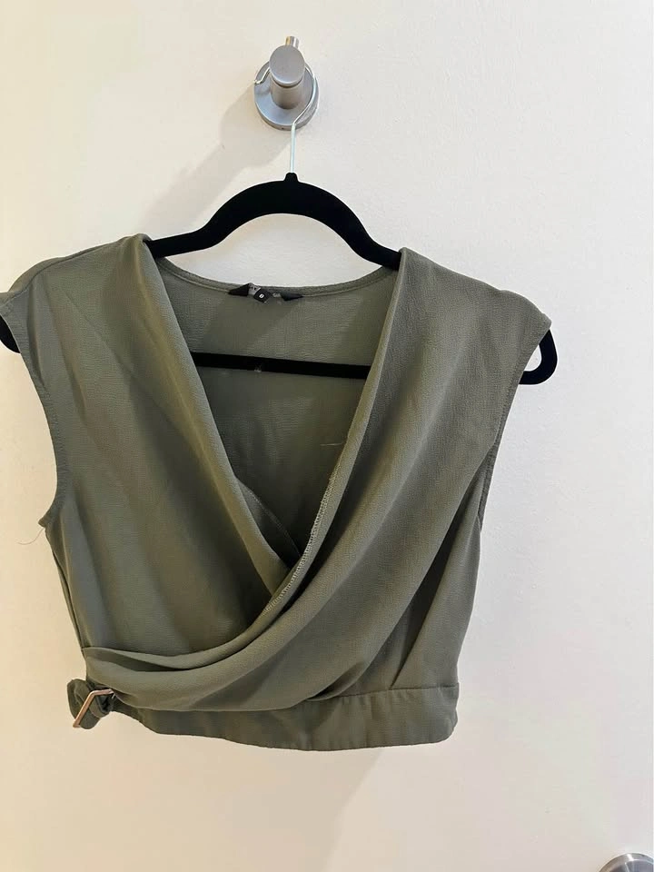 Green crop top with side belt - photo 2