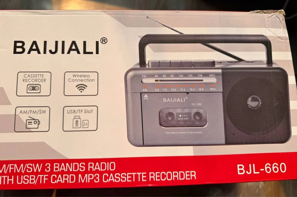 PORTABLE CASSETTE RECORDER / AM-FM