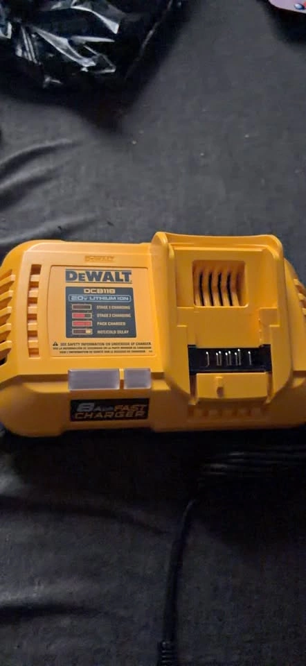BRAND NEW DeWalt DCB118 8A Fast Battery Charger