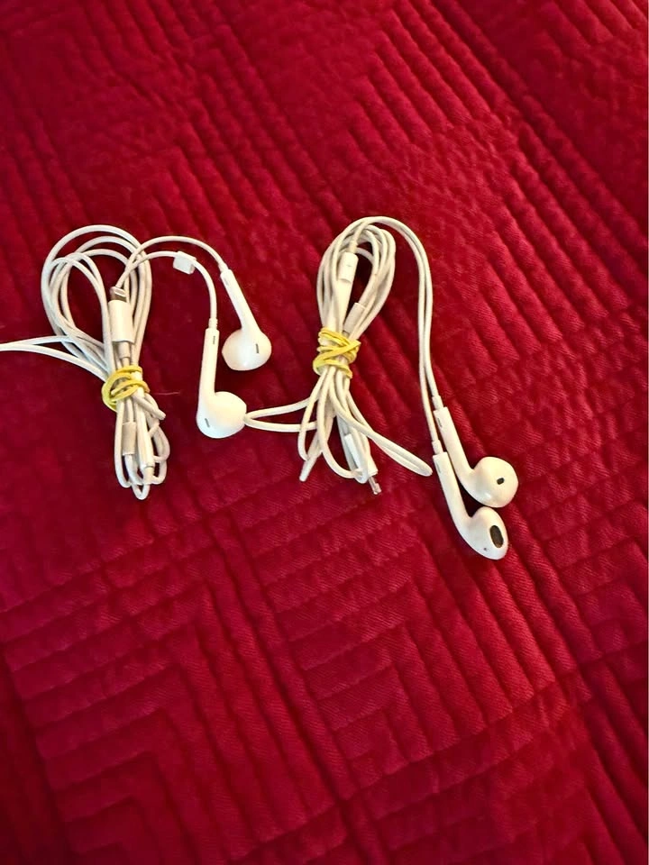 Apple EarPods Wired Earbuds Lot of 2 Lightning IPhones 7-14