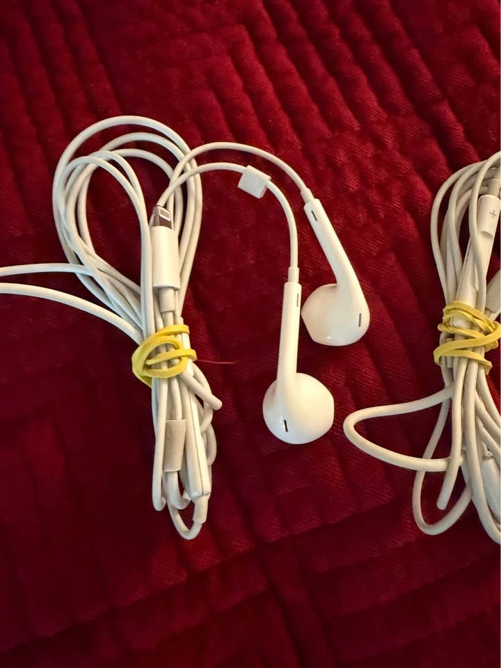 Apple EarPods Wired Earbuds Lot of 2 Lightning IPhones 7-14 - photo 3
