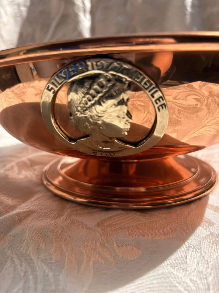 Vintage St. Dunstan's 1977 Silver Jubilee Copper Bowl - photo 2