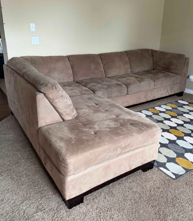 Large Clean Sectional Couch!