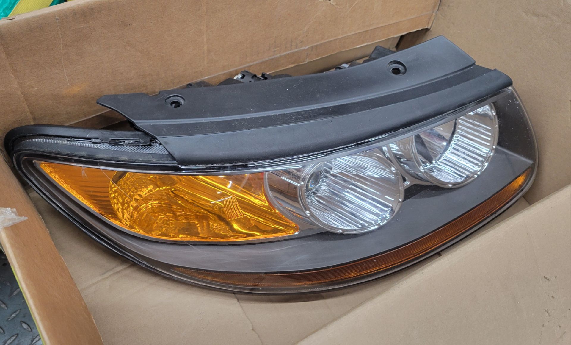 2007-2012 Hyundai Santa Fe passenger side headlight NEW