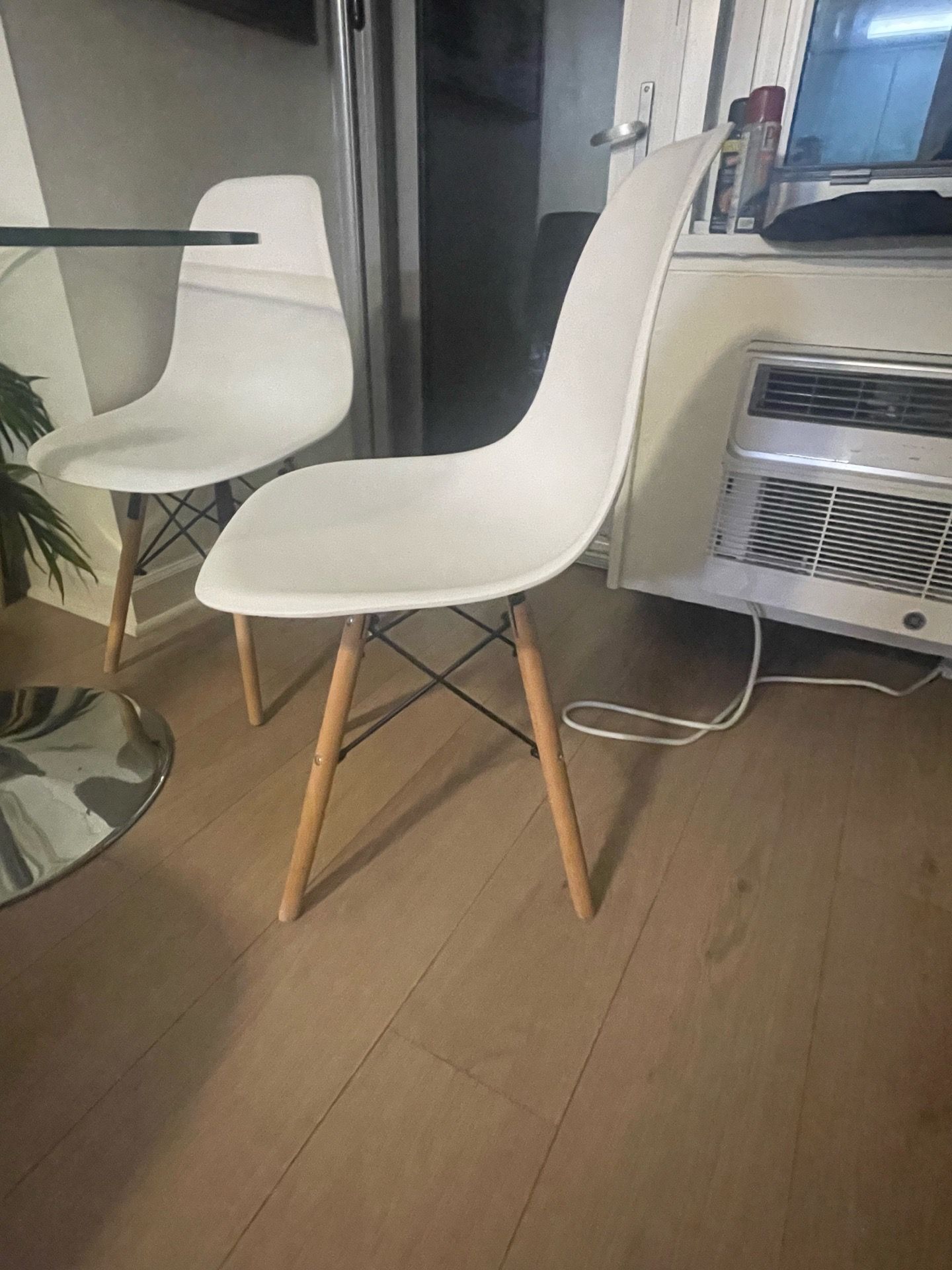 Round glass table and white chairs - photo 2