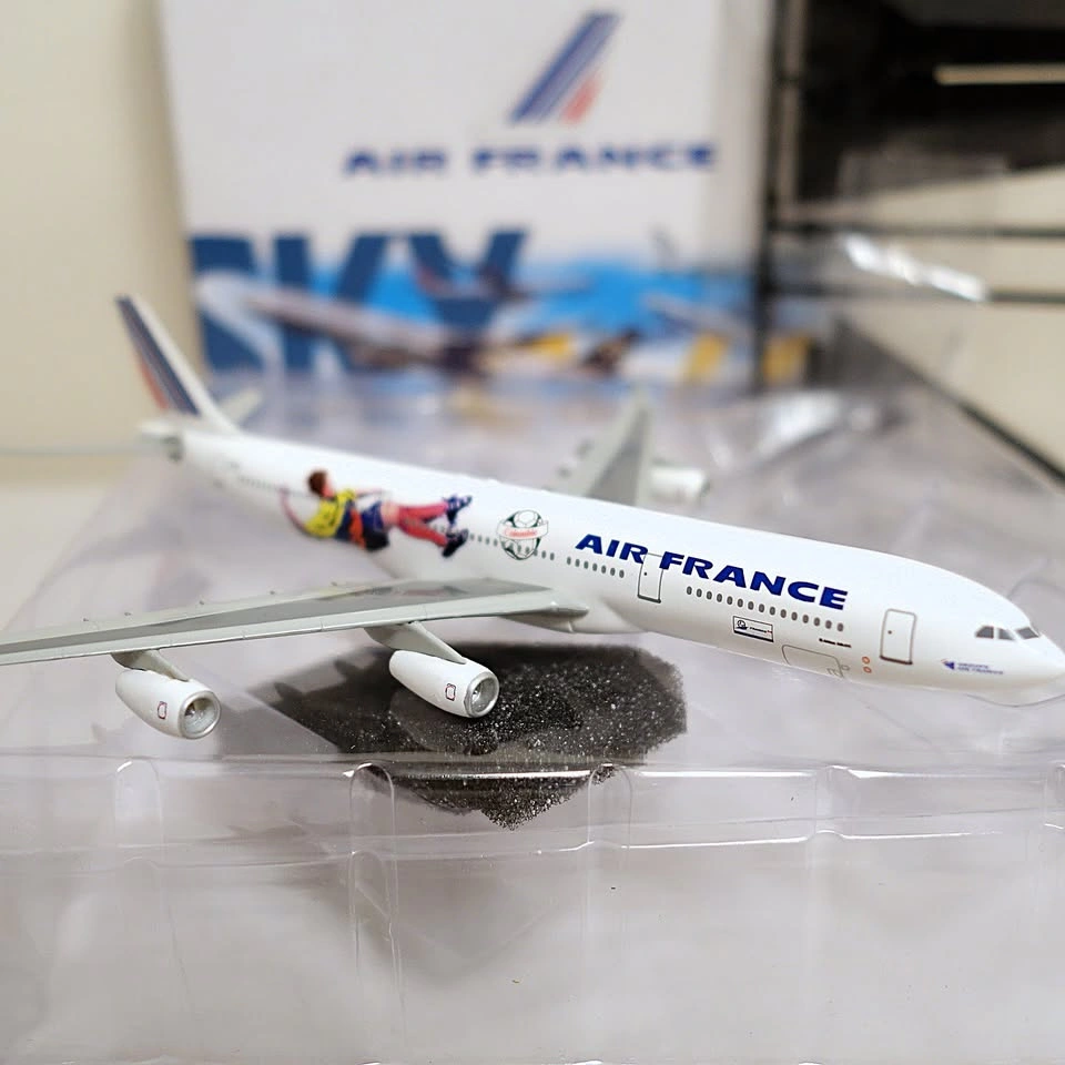 Vintage Sky Club 1:400 Air France A340-311 World Cup '98 Model - photo 3