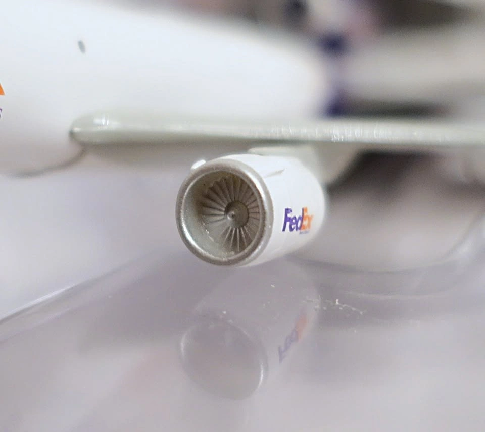 New Vintage Dragon Wings FedEx MD-11 1:400 Scale Model - photo 5