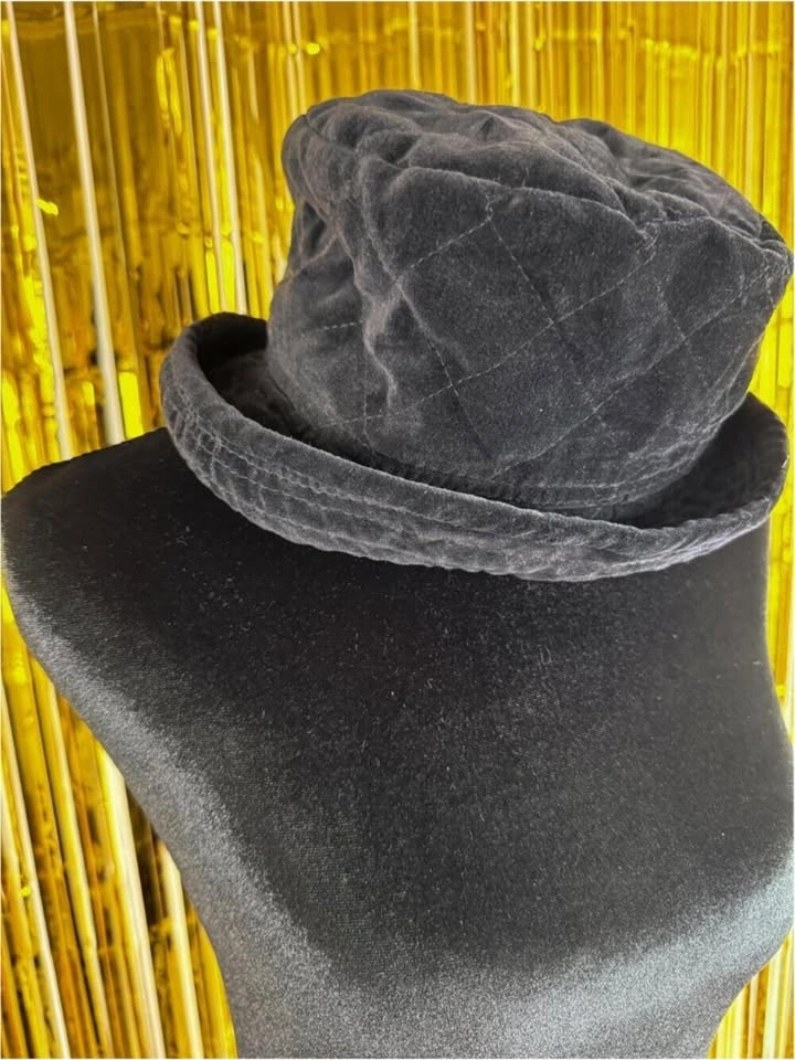 Vintage 90's Black Crushed Velvet Quilted Bucket Cloche Hat - photo 4