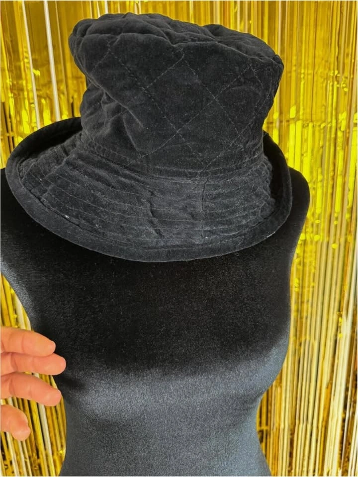 Vintage 90's Black Crushed Velvet Quilted Bucket Cloche Hat - photo 5