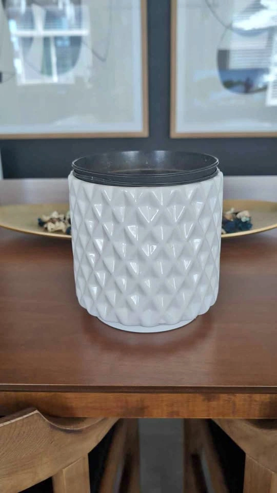 Ceramic pot White