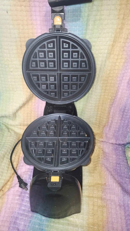 Hamilton Beach Belgian Waffle Maker - photo 2
