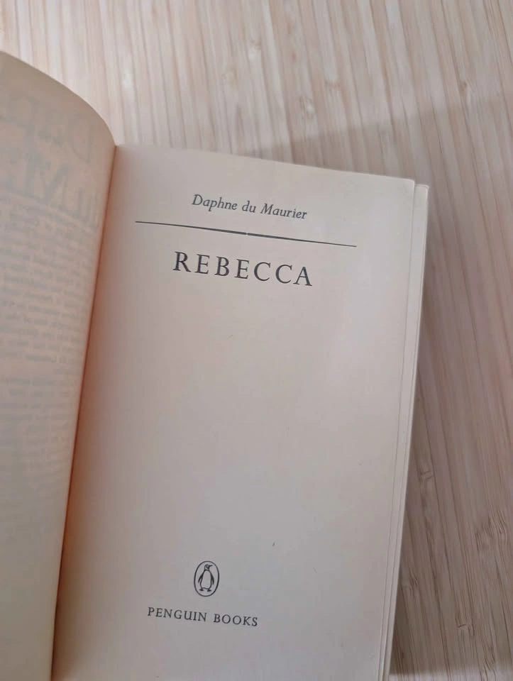 Daphne du Maurier Rebecca Penguin Paperback - photo 4
