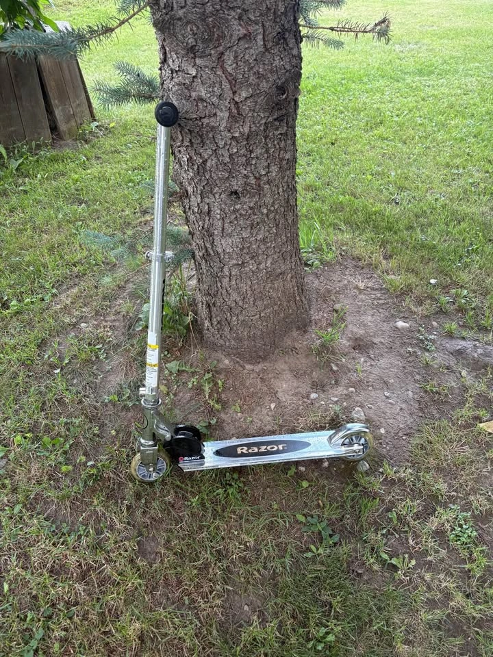 2 Razor scooters - photo 3