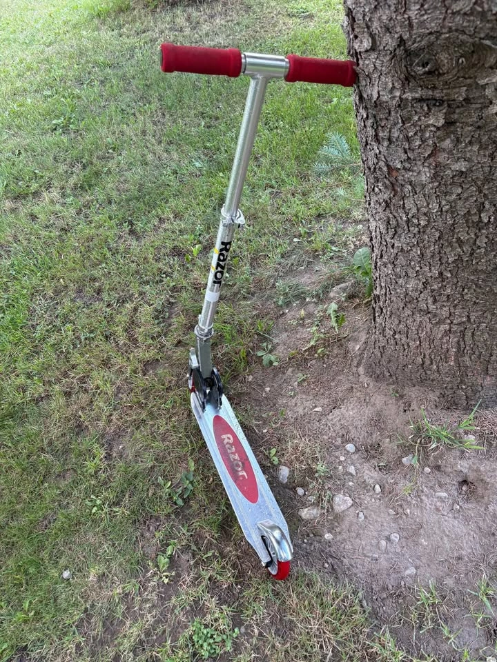2 Razor scooters - photo 4