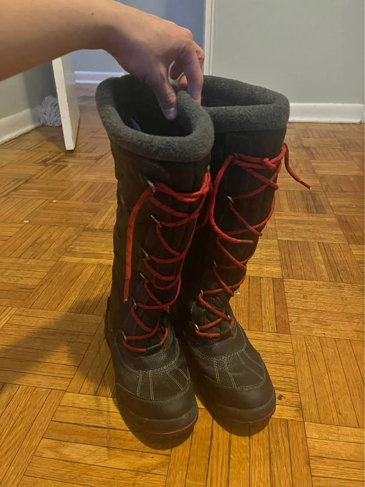 Canucks Winter boots - size 8 - $10