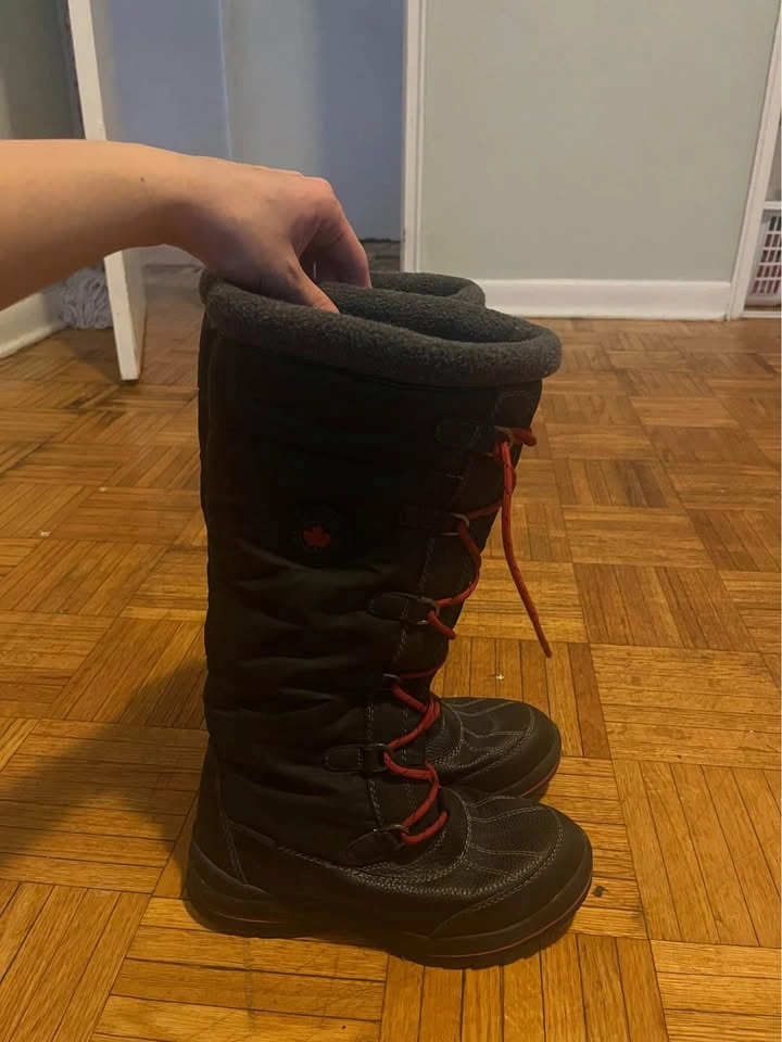 Canucks Winter boots - size 8 - $10 - photo 2