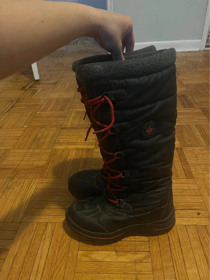 Canucks Winter boots - size 8 - $10 - photo 3