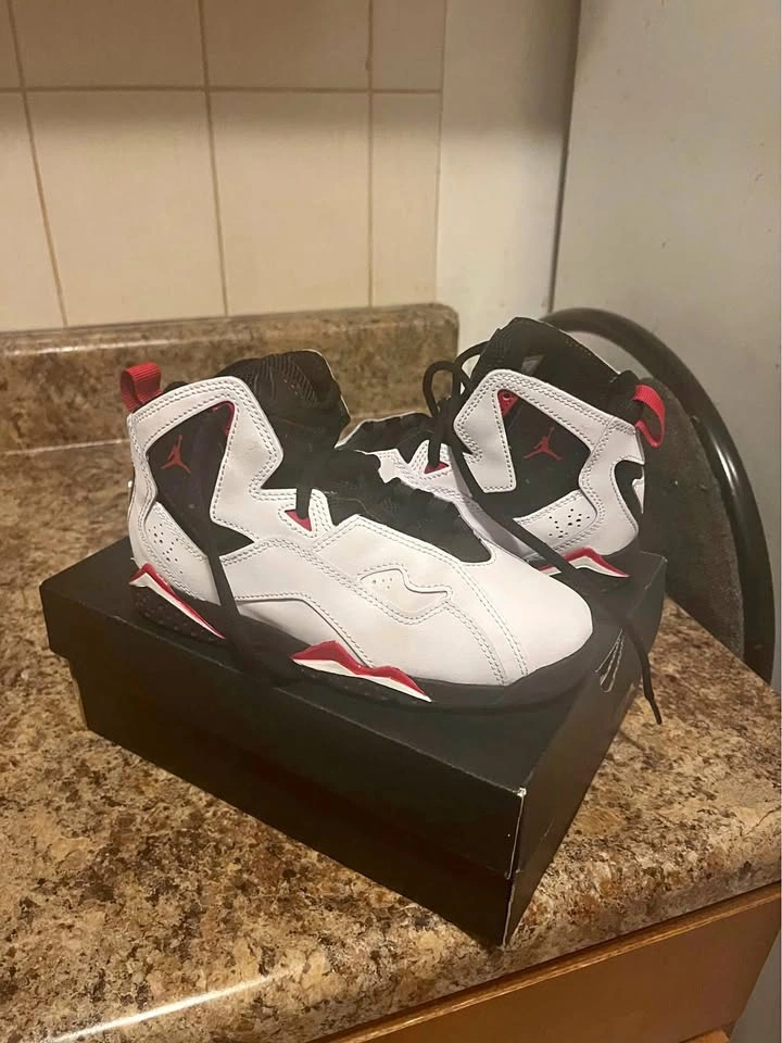 New in box - Kids Black & white Jordans True Flight - size 1Y