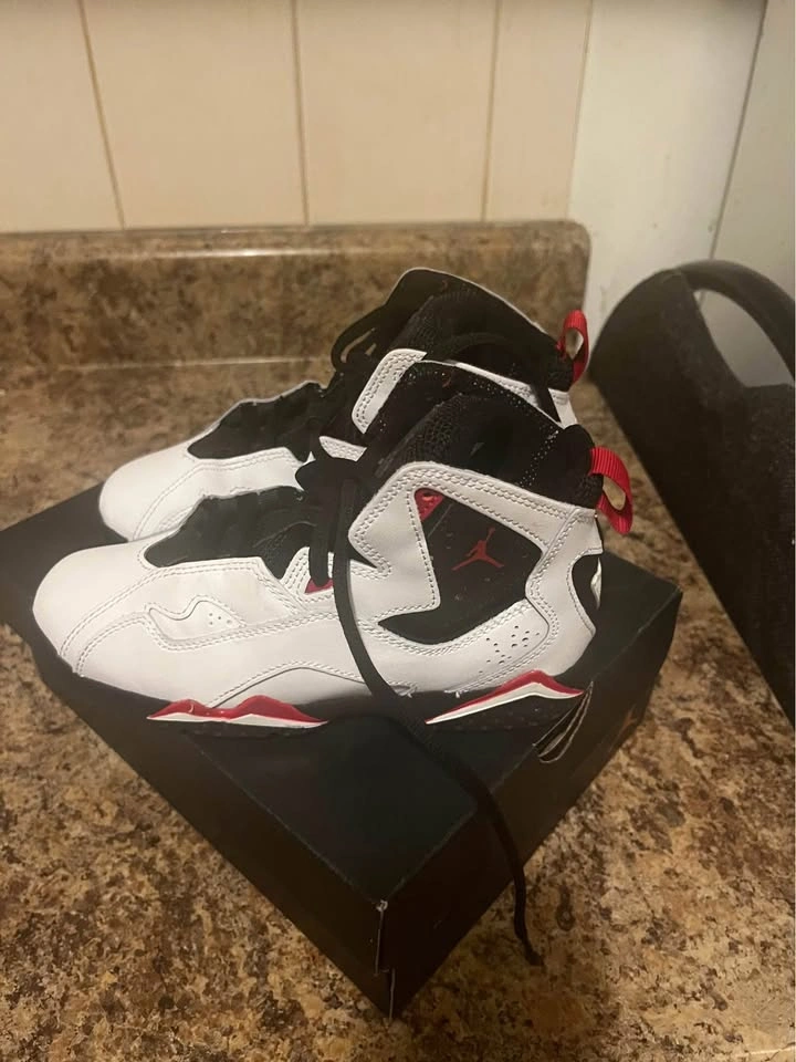 New in box - Kids Black & white Jordans True Flight - size 1Y - photo 2