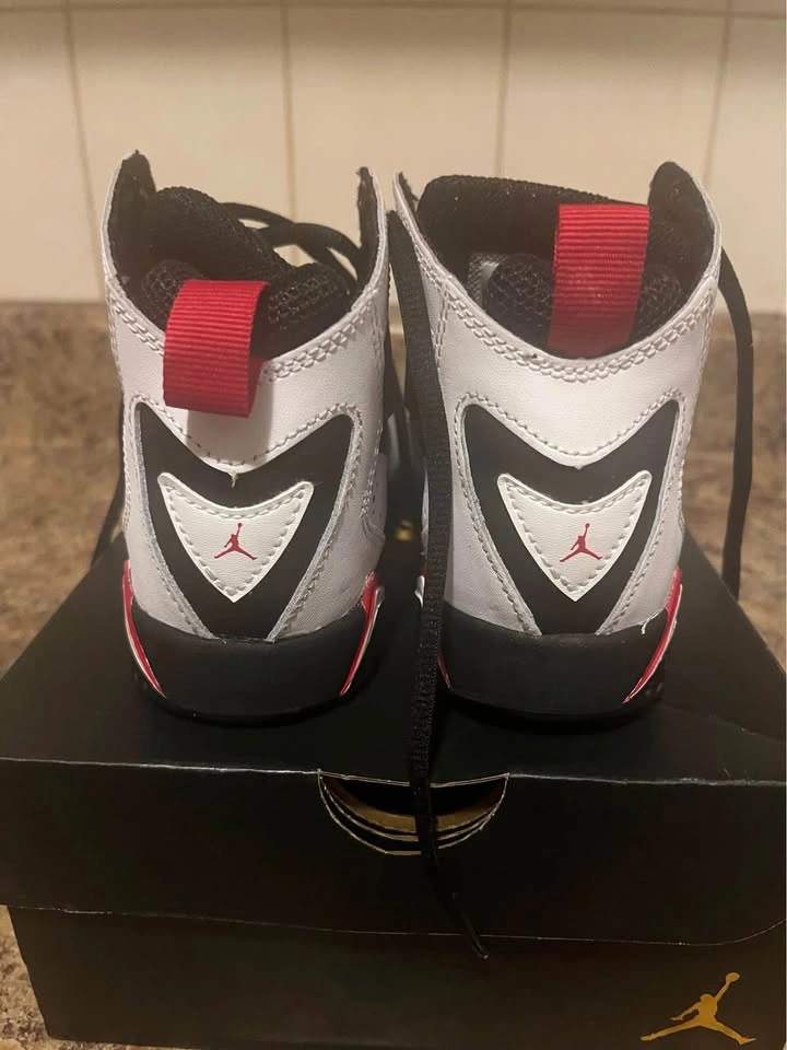 New in box - Kids Black & white Jordans True Flight - size 1Y - photo 3