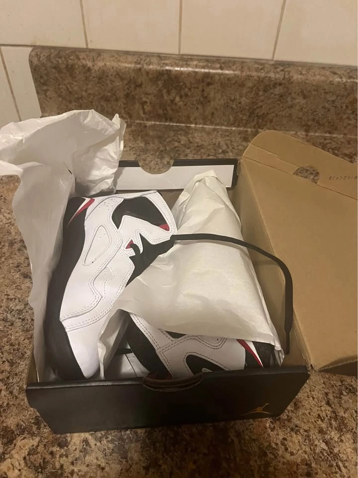 New in box - Kids Black & white Jordans True Flight - size 1Y - photo 4
