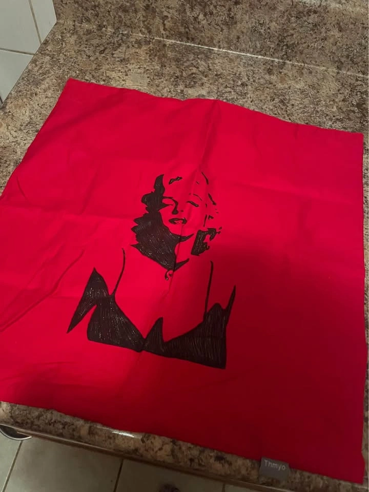 Red Marilyn Monroe pillow case