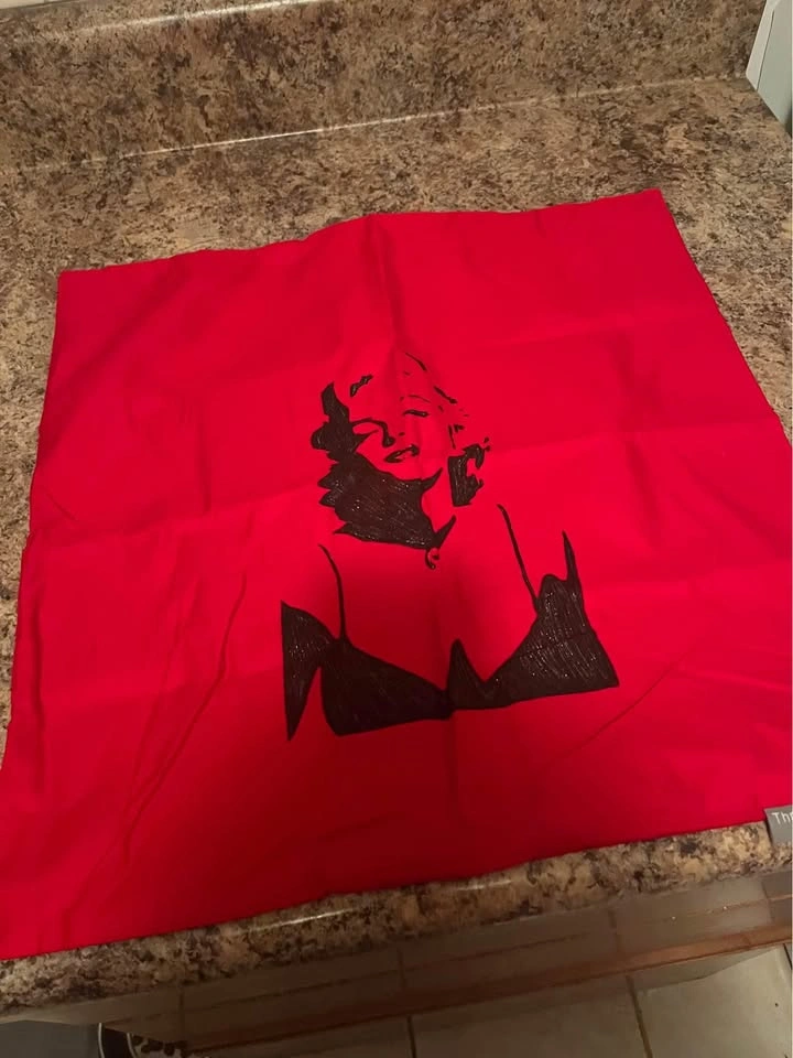 Red Marilyn Monroe pillow case - photo 2