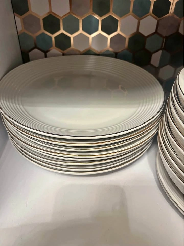 Dinner set - Gold rimmed